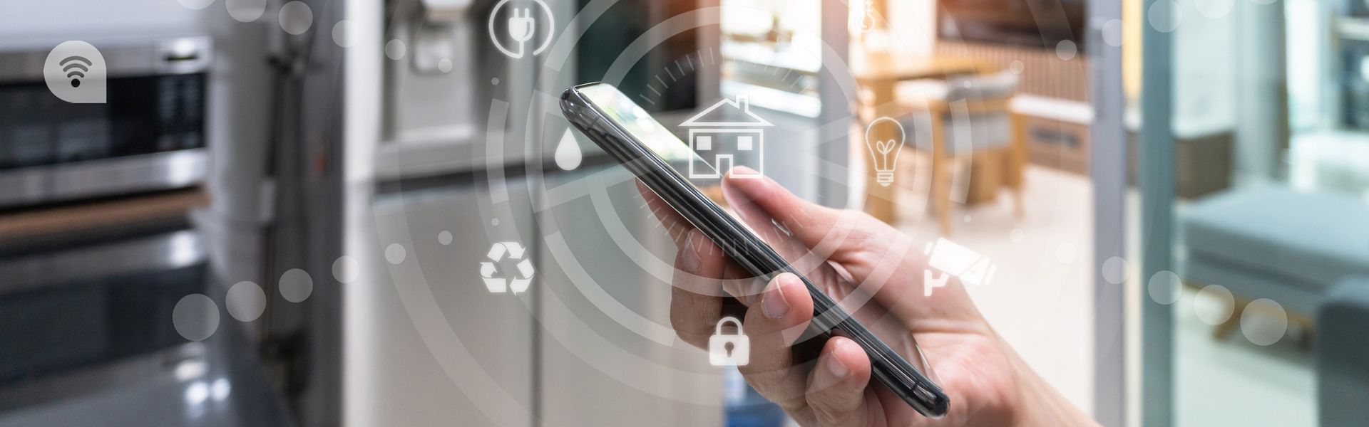 Smartphone mit Smart-Home-Steuerung für Strom, Licht und Sicherheit.